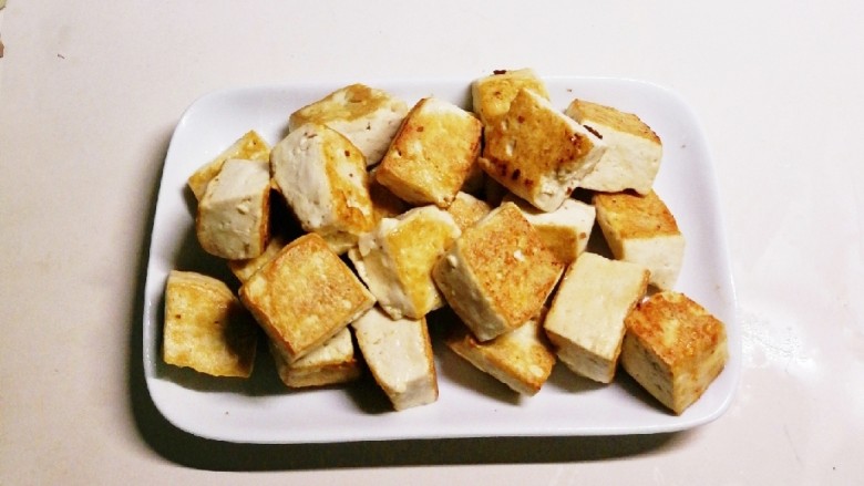 红烧豆腐,两面金黄  取出备用