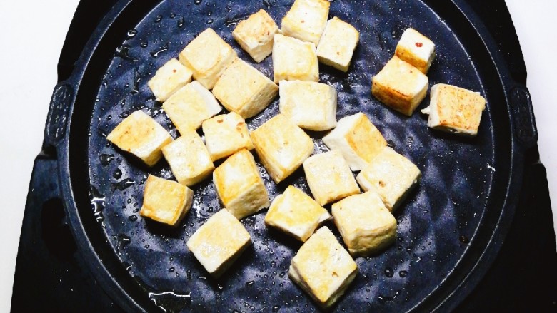 红烧豆腐,煎烤机刷油  将豆腐煎制