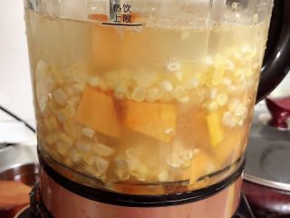 香甜南瓜玉米汁,加入水至1400ml。