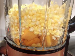 香甜南瓜玉米汁,将玉米粒和南瓜放入破壁机中。