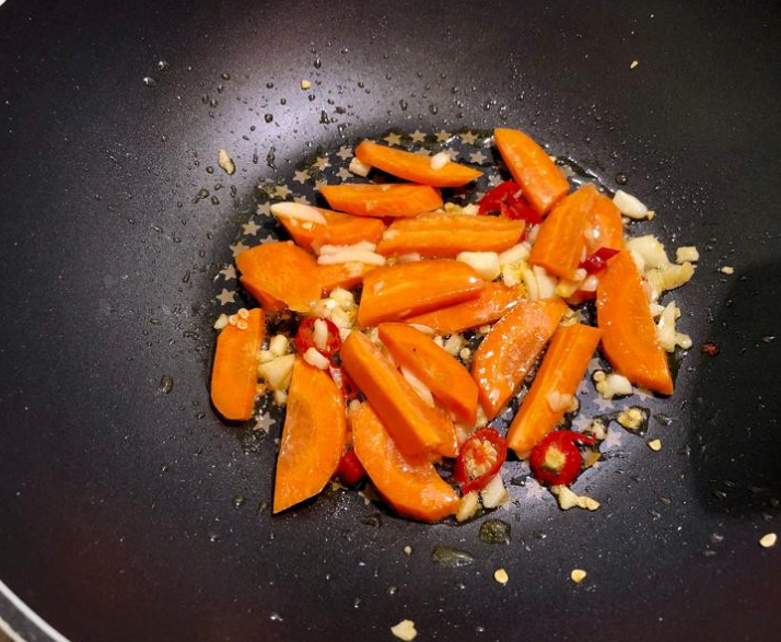 塔香鲜菇玉米笋,放入红萝卜炒至糖色