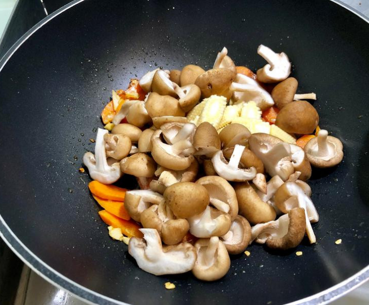 塔香鲜菇玉米笋,放入玉米笋和香菇