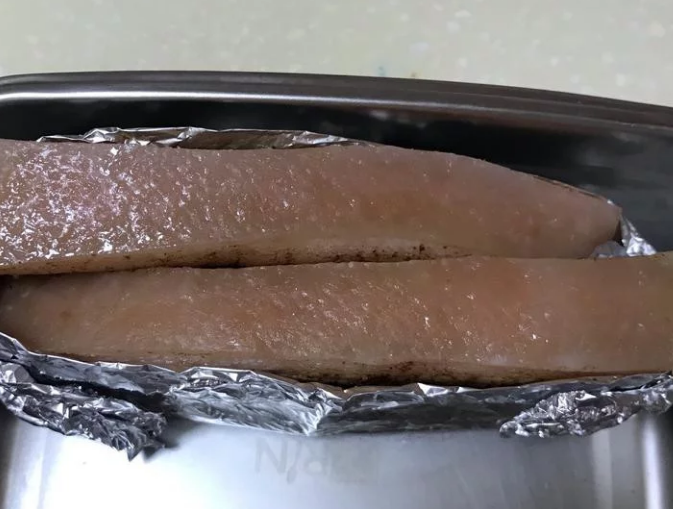 脆皮烧肉,猪皮保持乾燥。猪肉部分铝箔纸包起醃製。
#若要当天食用至少醃渍2-3小时，猪皮风乾。
#隔日食用，则放入冰箱即可