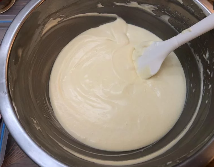 百香芒果双层生乳酪蛋糕（免烤箱）,拌匀后，平均分成2锅。