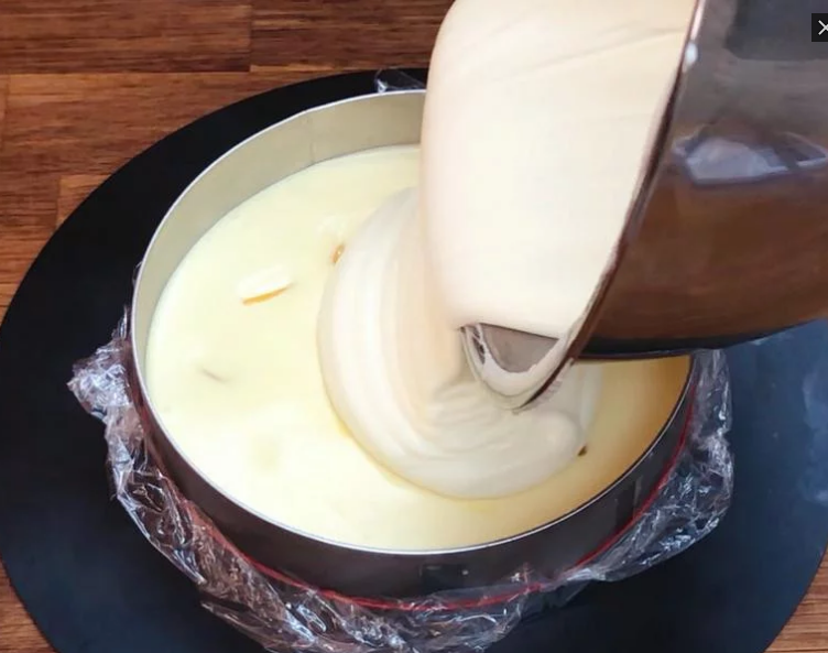 百香芒果双层生乳酪蛋糕（免烤箱）,表面稍微凝结后，再倒入剩餘的白色入乳酪糊，须预留0.5cm的空间给芒果冻喔!冷藏2小时。