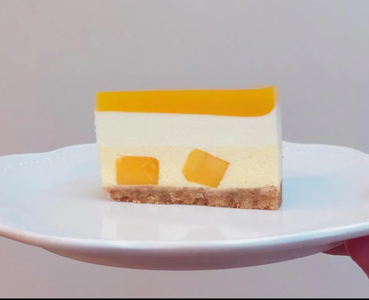 百香芒果双层生乳酪蛋糕（免烤箱）,横切面，顏色好美！