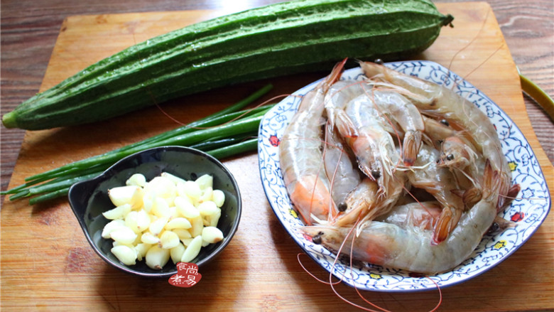 蒜蓉丝瓜蒸海虾,备好食材，将蒜瓣拍扁，顺利剥掉外壳，然后剁成蒜蓉，用碗盛起待用；