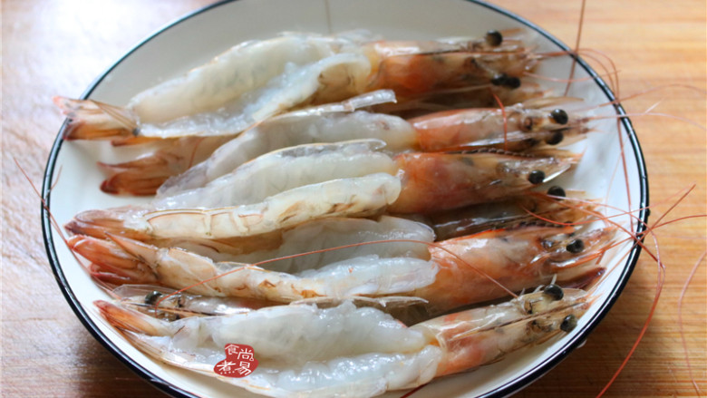蒜蓉丝瓜蒸海虾,洗净沥干水后，用碗盛起待用；