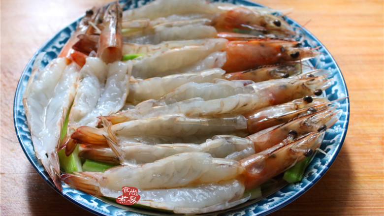 蒜蓉丝瓜蒸海虾,再将海虾铺在丝瓜上面，虾背朝上，能顺利吸收蒜蓉香气以及调好的酱汁；