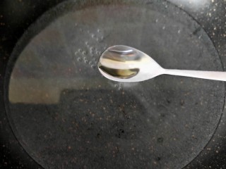 凉拌长豆角,锅内放清水，放几滴食用油。