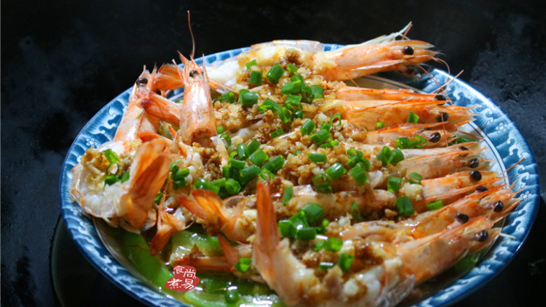 蒜蓉丝瓜蒸海虾,撒点葱花即可出锅。