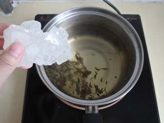 缤纷水果茶,取一小锅水煮开，放入适量龙井茶和冰糖浸泡。放置自然冷却