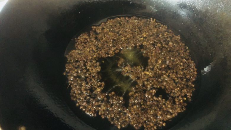 蒜蓉辣椒和客家剁椒,花椒炸出香气就可以捞出，不要炸过了。捞出的时候把花椒籽也要捞干净。这样底油里就只有花椒的香气，而没有影响口感的花椒壳花椒籽。