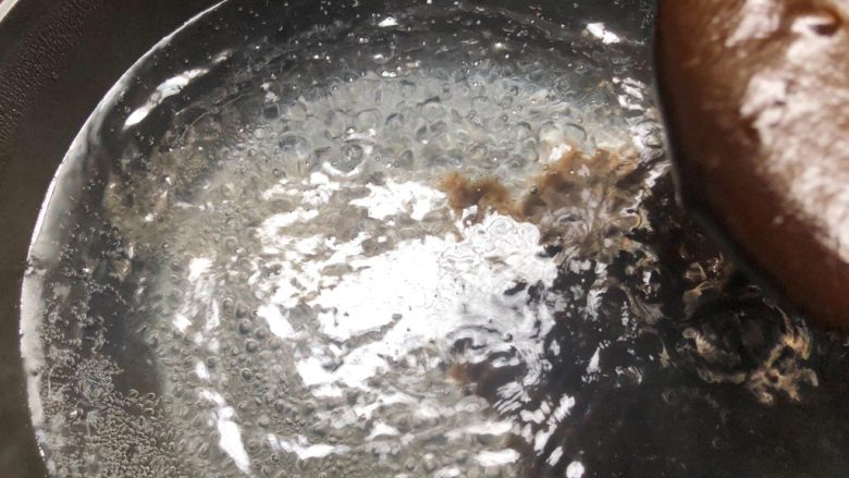黑凉粉水果捞,取一个没有油的锅，加入2500毫升水，大火把水烧开，再把给黑凉粉糊倒入锅里，记得要一边倒一边快速搅拌，搅拌均匀以后，待水再次煮开就可以关火了。