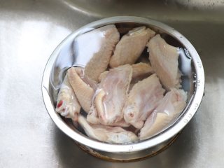 超级下饭菜，可乐鸡翅,鸡翅清水洗干净，检查好上面是否有鸡毛残留。