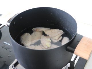 超级下饭菜，可乐鸡翅,把姜片和鸡翅一起放入冷水锅中，加盖烧开。