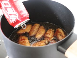超级下饭菜，可乐鸡翅,剩余一半汤的时候，加入1.5勺的盐，中小火继续炖。