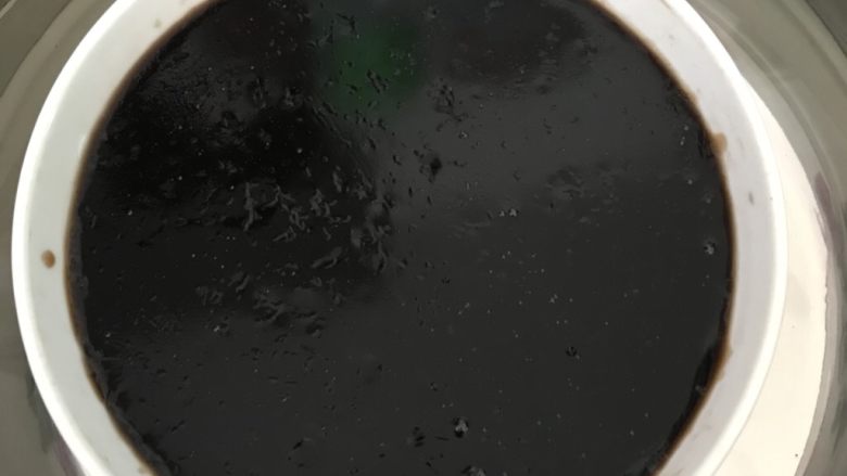 芒果黑凉粉,快速让液体冷却方法就是用盆装水，隔水进行冷却，然后放入冰箱冷藏到凝固。