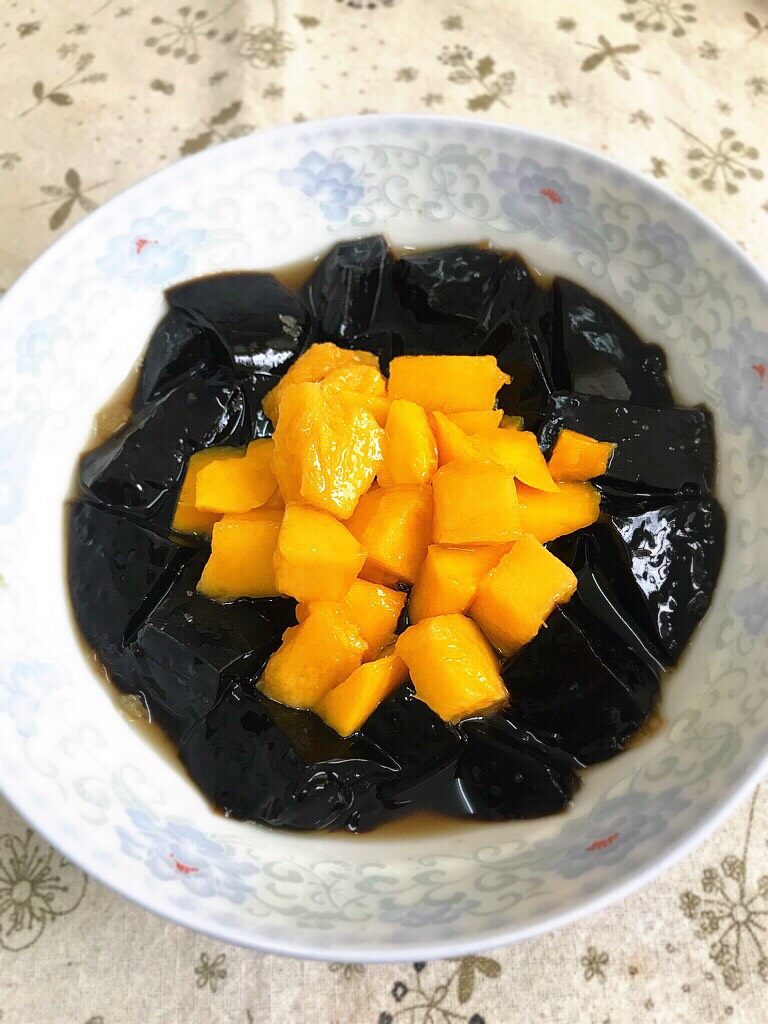 芒果黑凉粉,最后把切好的果肉放入凉粉里，即可享受美味啦。
