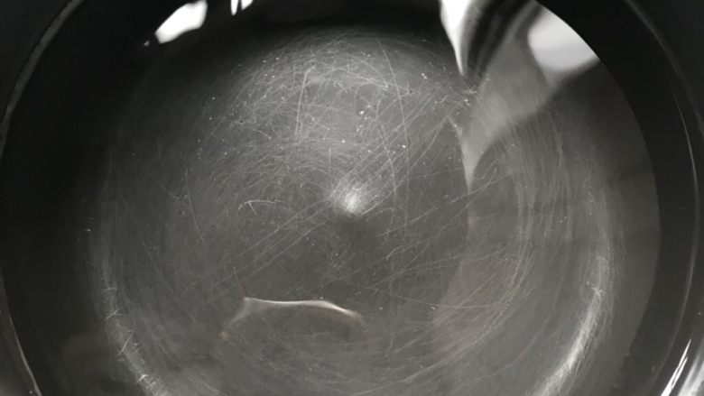 芒果黑凉粉,将3碗水倒入锅中煮沸。