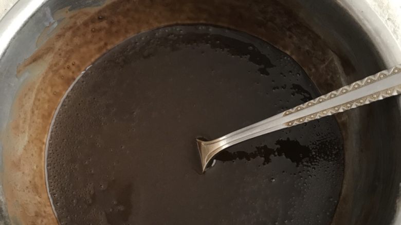 芒果黑凉粉,倒入50克凉粉与半碗水搅拌到无颗粒状态。