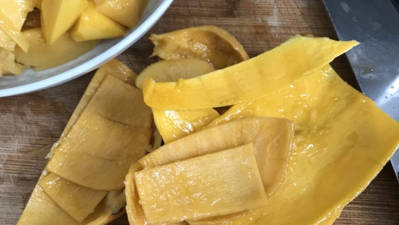 芒果黑凉粉,小心翼翼的切出果肉，因为芒果贵真的是切到一个不浪费的状态。