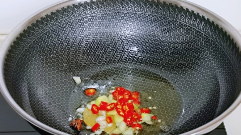梅干菜蒸肉,起油锅，加入香料煸炒。