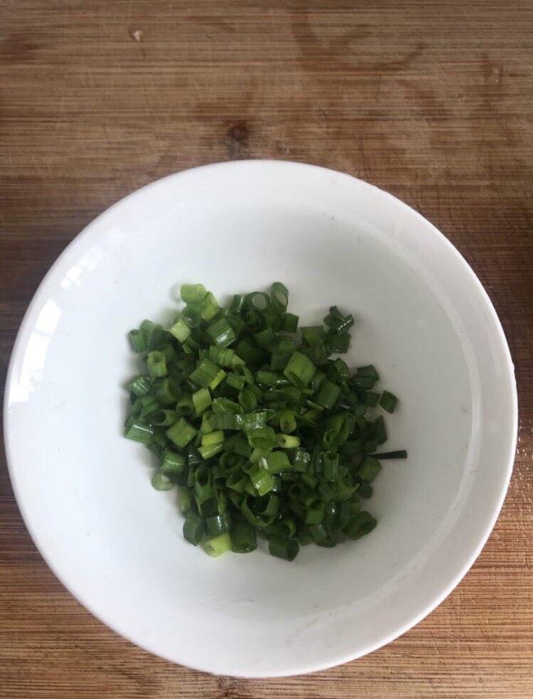 鸡汤馄饨,葱花切碎备用。