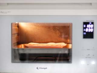 藜麦胡萝卜鸡肉肠,我用到的是蒸烤箱，就可以选择直接纯蒸模式来蒸鸡肉肠。如果是用烧水蒸的话，需要等水开以后放到蒸锅里，大火蒸12分钟左右哦！