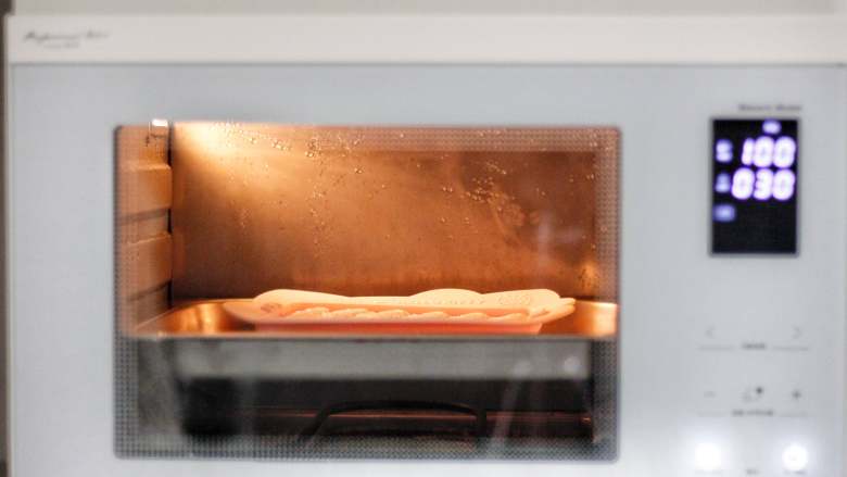 藜麦胡萝卜鸡肉肠,我用到的是蒸烤箱，就可以选择直接纯蒸模式来蒸鸡肉肠。如果是用烧水蒸的话，需要等水开以后放到蒸锅里，大火蒸12分钟左右哦！