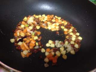 鱿鱼包饭,锅中热油，把胡萝卜、腊肠、胡萝卜丁炒出香味