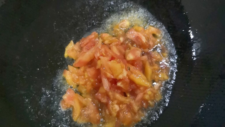 番茄豆角黄金馍,番茄倒入锅里翻炒