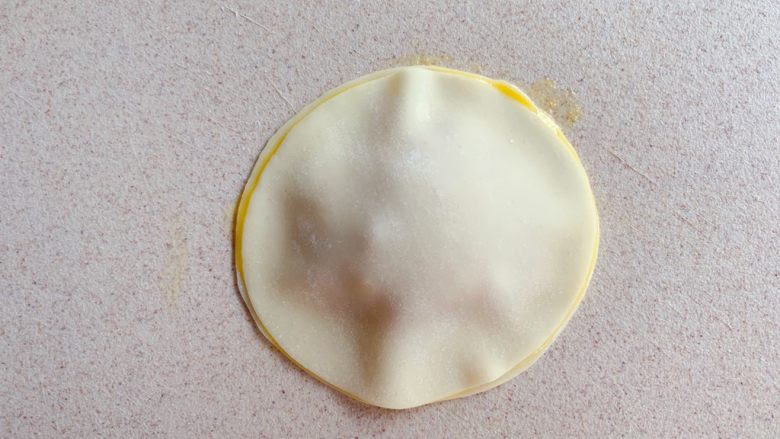 香蕉飞饼卷,再盖上一片饺子皮