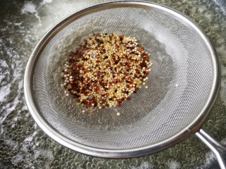 藜麦时蔬烘蛋,藜麦洗净入锅煮15分钟。