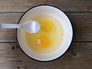藜麦时蔬烘蛋,鸡蛋打入碗中加一点点盐。