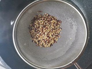 藜麦时蔬烘蛋,煮好的藜麦沥水捞出。