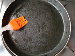 藜麦时蔬烘蛋,平底锅预热薄薄刷一层橄榄油。