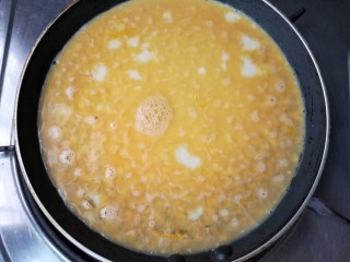 藜麦时蔬烘蛋,倒入打散的蛋液。