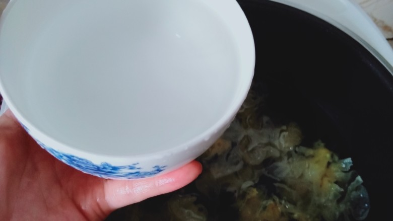 绿豆雪耳汤,像这样大小的碗，放6碗水