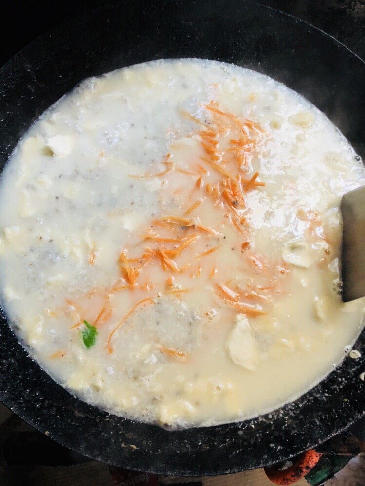 鱼肉汤面片（面疙瘩）,面片下完后马上放入胡萝卜丝，再放入适量的盐调味