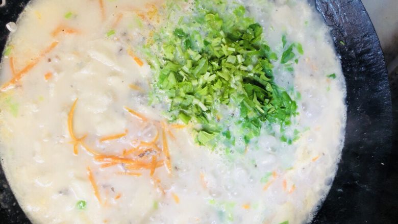 鱼肉汤面片（面疙瘩）,快起锅时加入事先准备的芹菜，搅拌均匀后起锅。