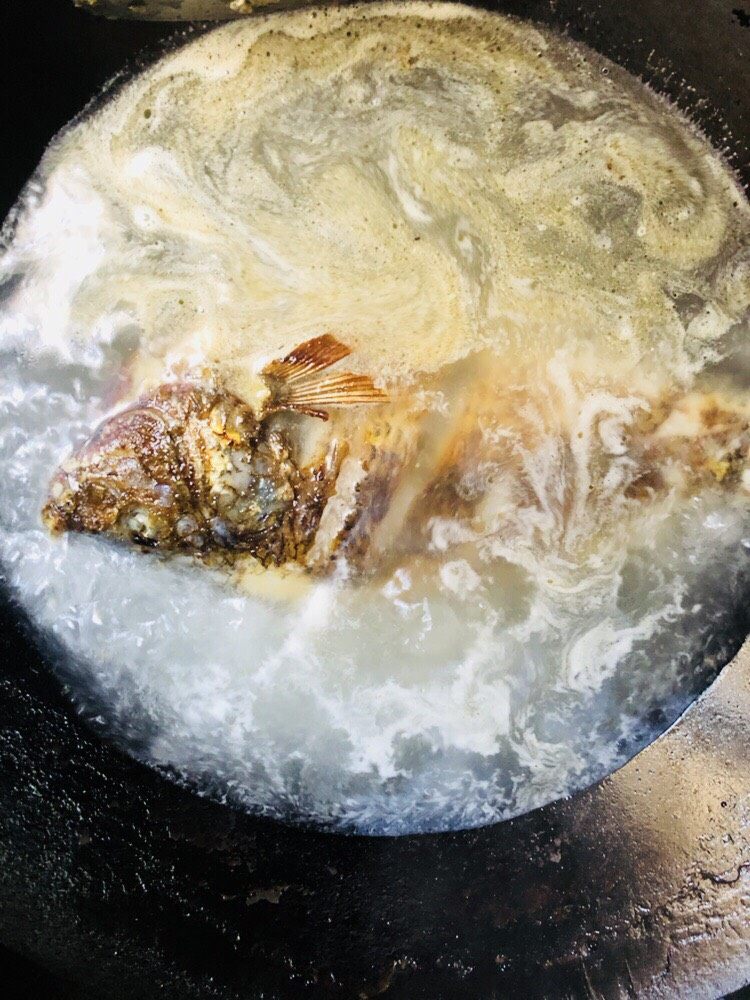 鱼肉汤面片（面疙瘩）,煎好后加入事先准备的开水，开水能使鱼汤更白。鱼肉也比较好吃。