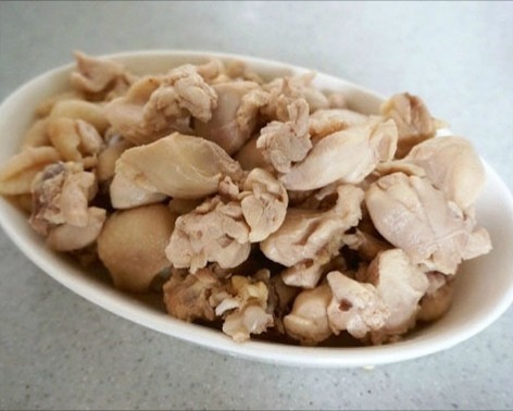 黄焖鸡米饭,将切好的鸡腿肉焯水，撇去浮沫，用温水冲洗干净备用