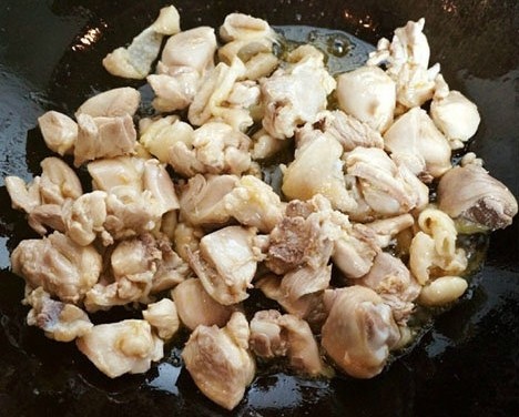 黄焖鸡米饭,起锅放油，油热后放鸡腿肉翻炒片刻