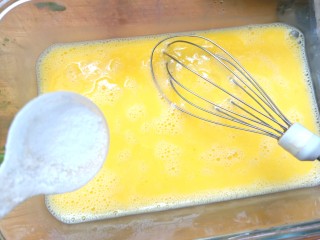 菠菜鸡蛋糕,搅拌均匀打成蛋液，加入少许盐