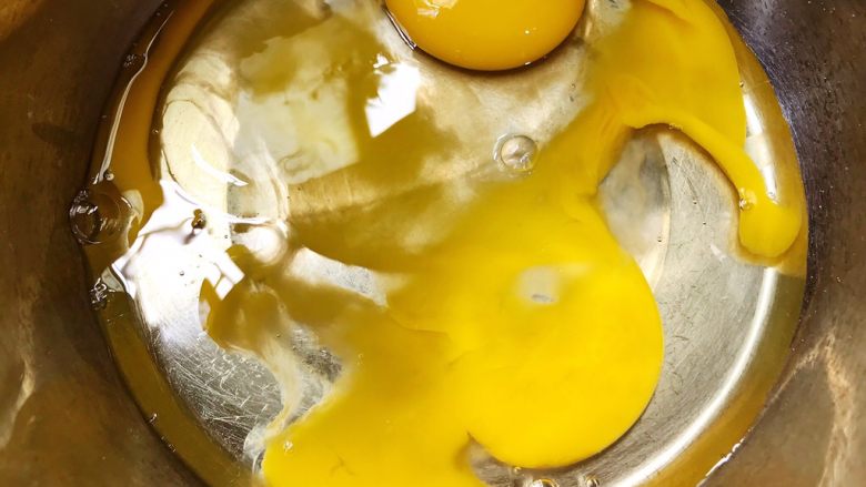 广式马拉盏,盆里加入2个鸡蛋和10克清水
