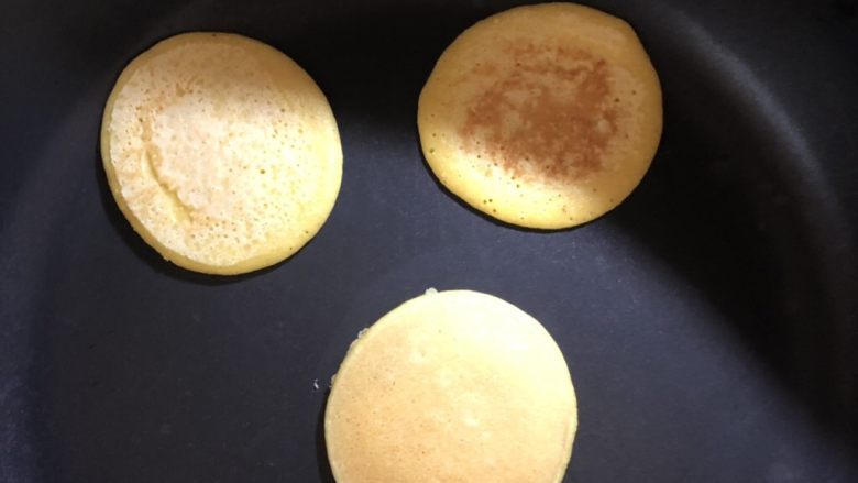 奶香玉米饼,煎好的面饼上边有微小气孔不会影响松软的口感。