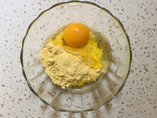 奶香玉米饼,适量玉米面加入鸡蛋，先不要搅拌。
