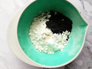 黑芝麻馒头,白糖、黑芝麻粉和椰子油倒入面粉内，用筷子大致搅拌均匀