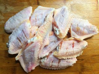 香酥鸡翅,首先把翅中清洗干净，在翅中的背部轻轻的划上三下，这样可以更好的入味。